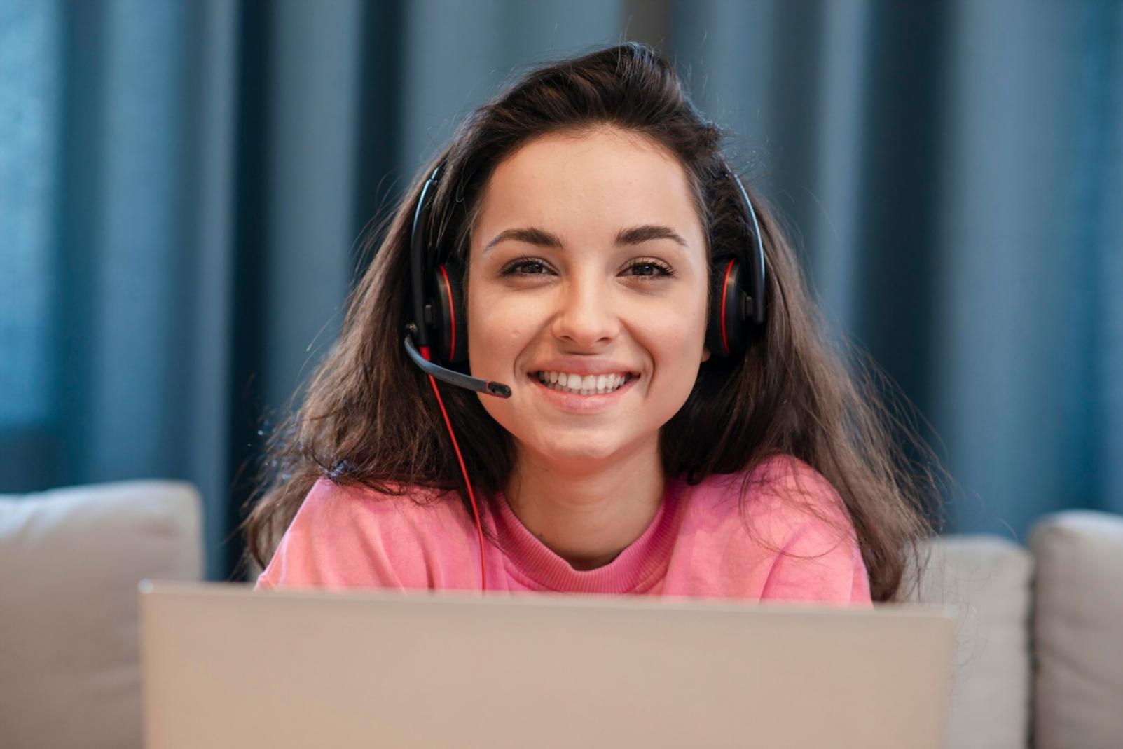 Internationale Studierende beim gemeinsamen Lernen in einem modernen Seminarraum